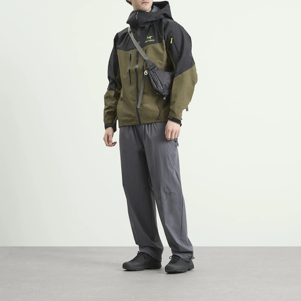 Arc'teryx Men's Alpha SV Gore-Tex Jacket in Spotlight