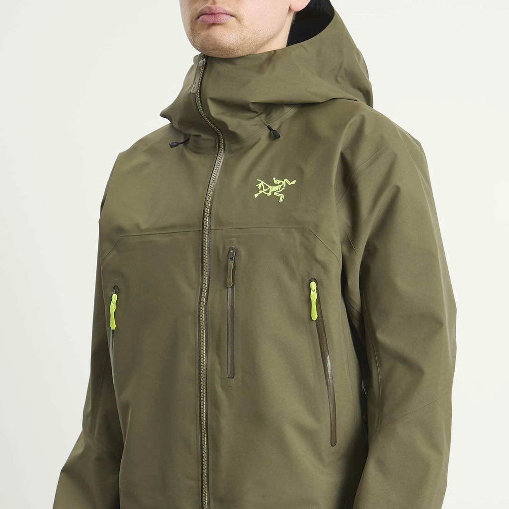 Arc'teryx Men's Beta SV Gore-Tex Jacket in Tatsu/Mantis